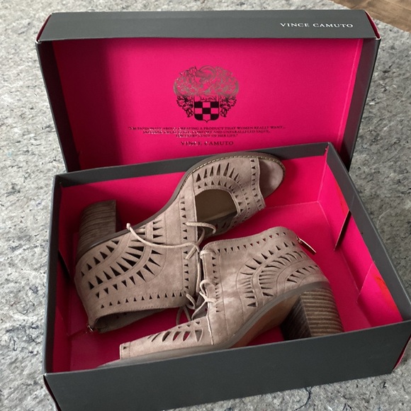 Vince Camuto “Tarita” Sandals, Suede, Size 9M in “Smoke Cloud” - Picture 8 of 8